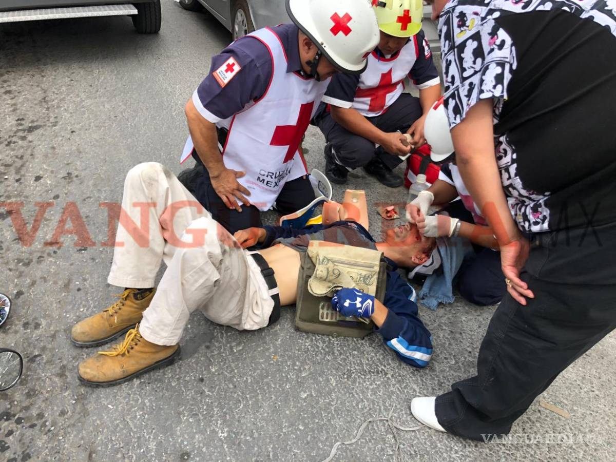 $!Se lleva de encuentro a motociclista en Colonia Vista Hermosa de Saltillo
