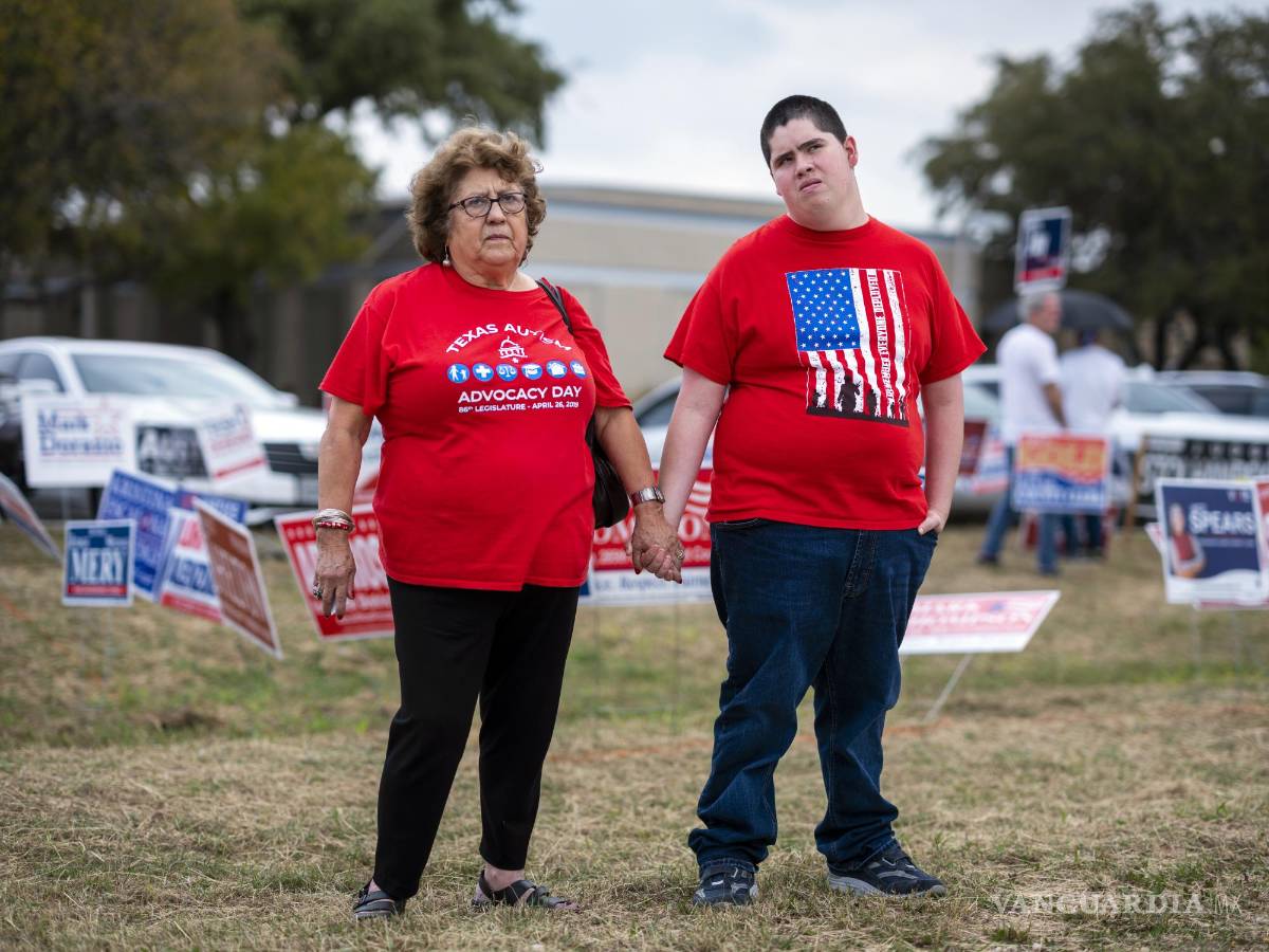 $!Columba Arellano, de 74 años, con su nieto Cristian Martinez, 18, visita a simpatizantes republicanos en un centro de votación anticipada en San Antonio.