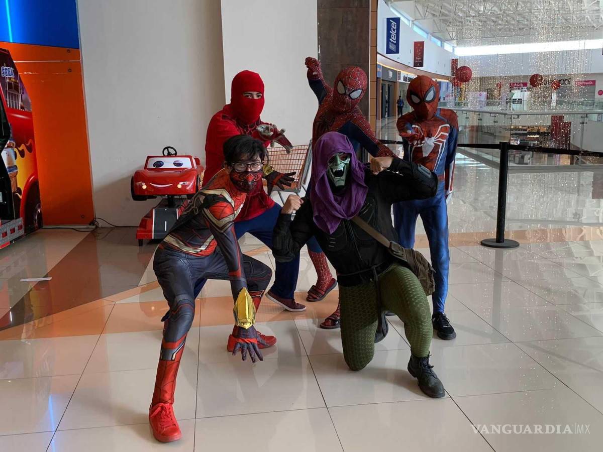 $!Largas filas se registraron desde temprana hora y como se esperaba, varios llegaron con su máscara y disfraz del personaje.