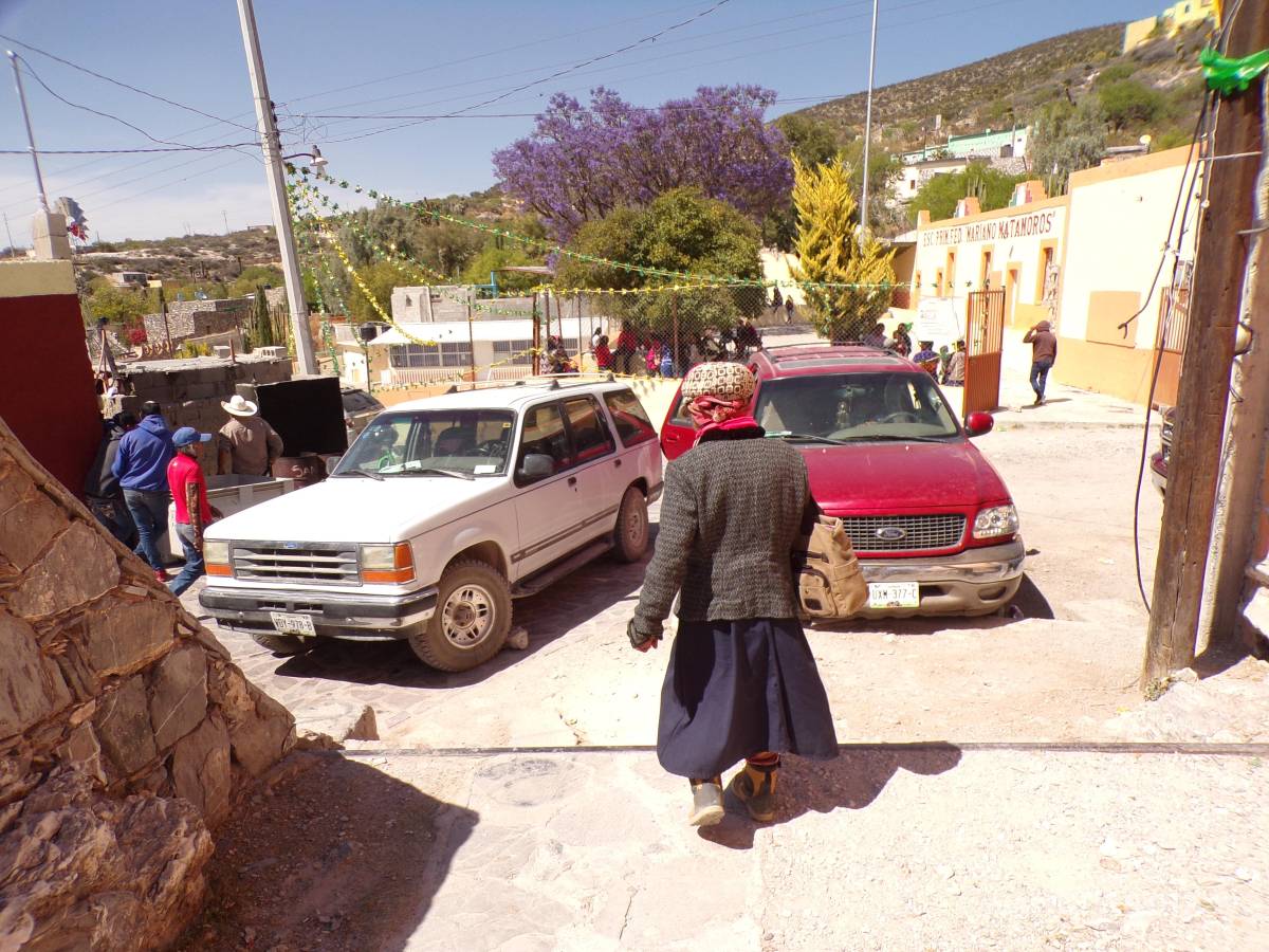 $!La monja del monte, Nancy Ruth, baja al pueblo a comprar sus víveres o vender artesanías de barro. La necesidad la orilla a no vivir completamente como ermitaña.