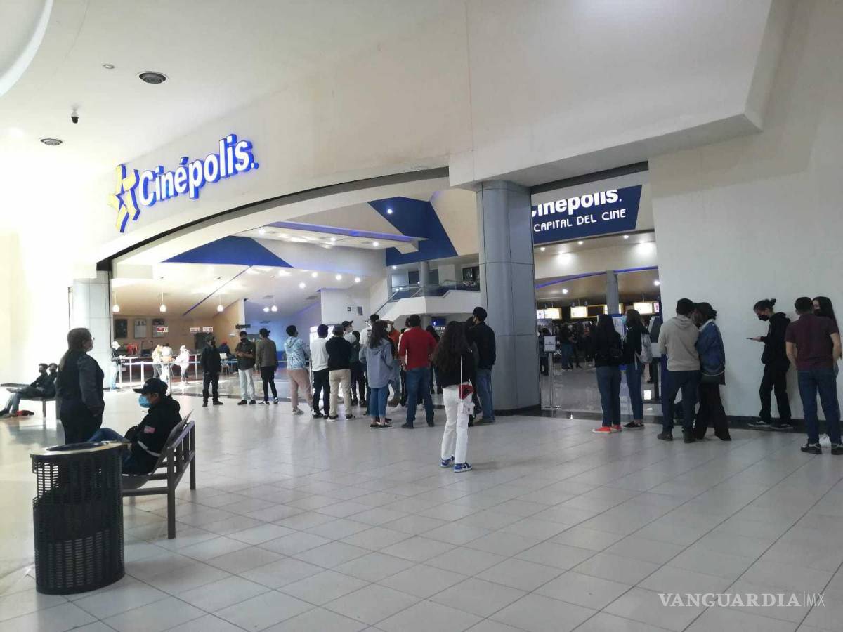 $!‘Spider-Man No Way Home’ en Saltillo... grandes filas y un ‘multiverso’ fuera de los cines (fotos)