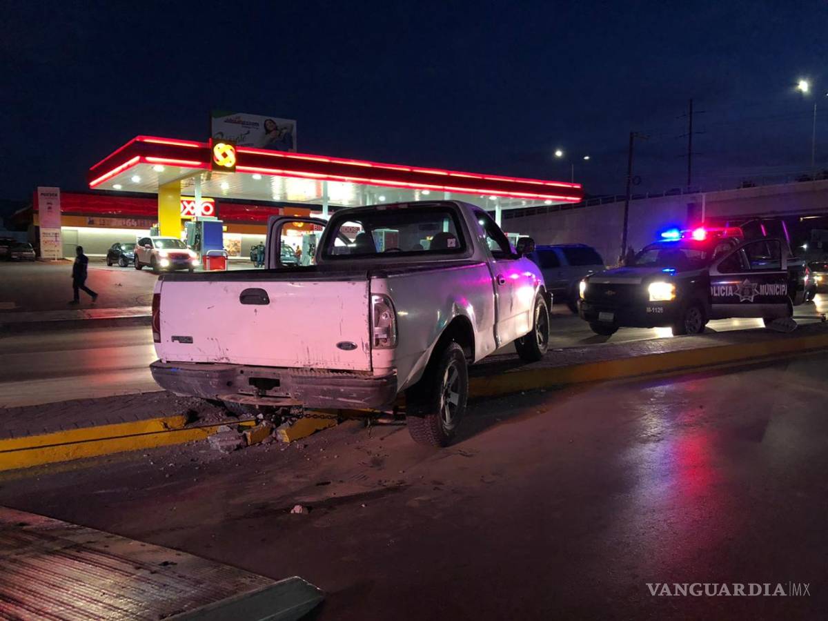 $!Pierde el control de su camioneta y termina en camellón central del Boulevard Venustiano Carranza