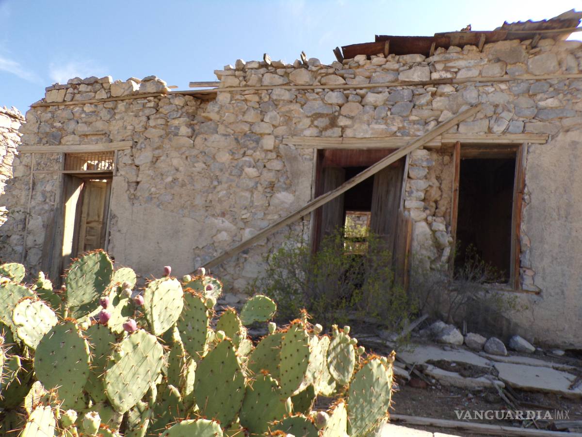 $!Una casa de adobe que se mantiene de pie, pero que se ha convertido en el retrato del abandono del Mineral.