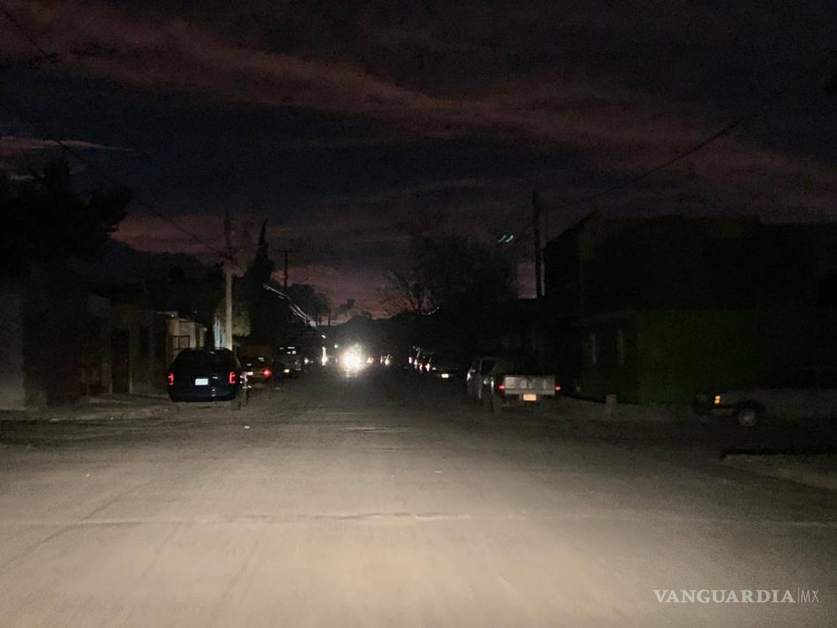 $!Fuertes vientos tumban parte de la fachada de un edificio en la zona Centro de Saltillo