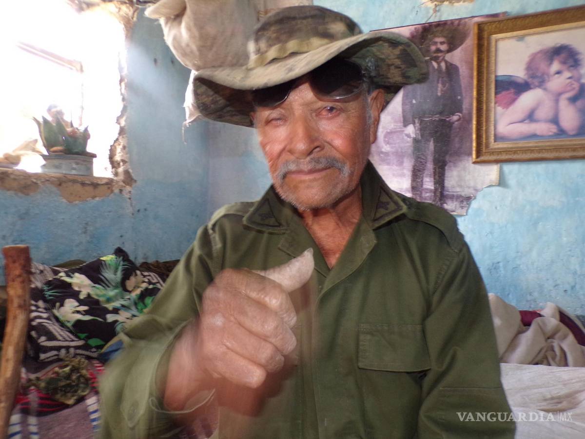 $!﻿José Luis Bustos García, Jefe Bustos, posa en su casa en el desierto potosino, donde se ha dedicado a ser guía de peyoteros.