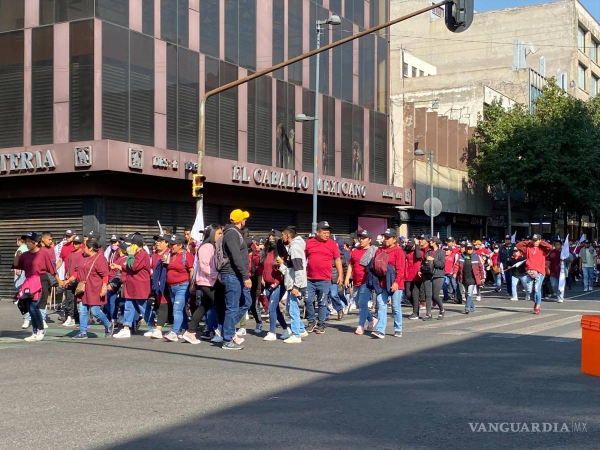 $!Contingentes avanzan por las calles de la CDMX rumbo al zócalo. FOTO: LIZ HERNANDEZ