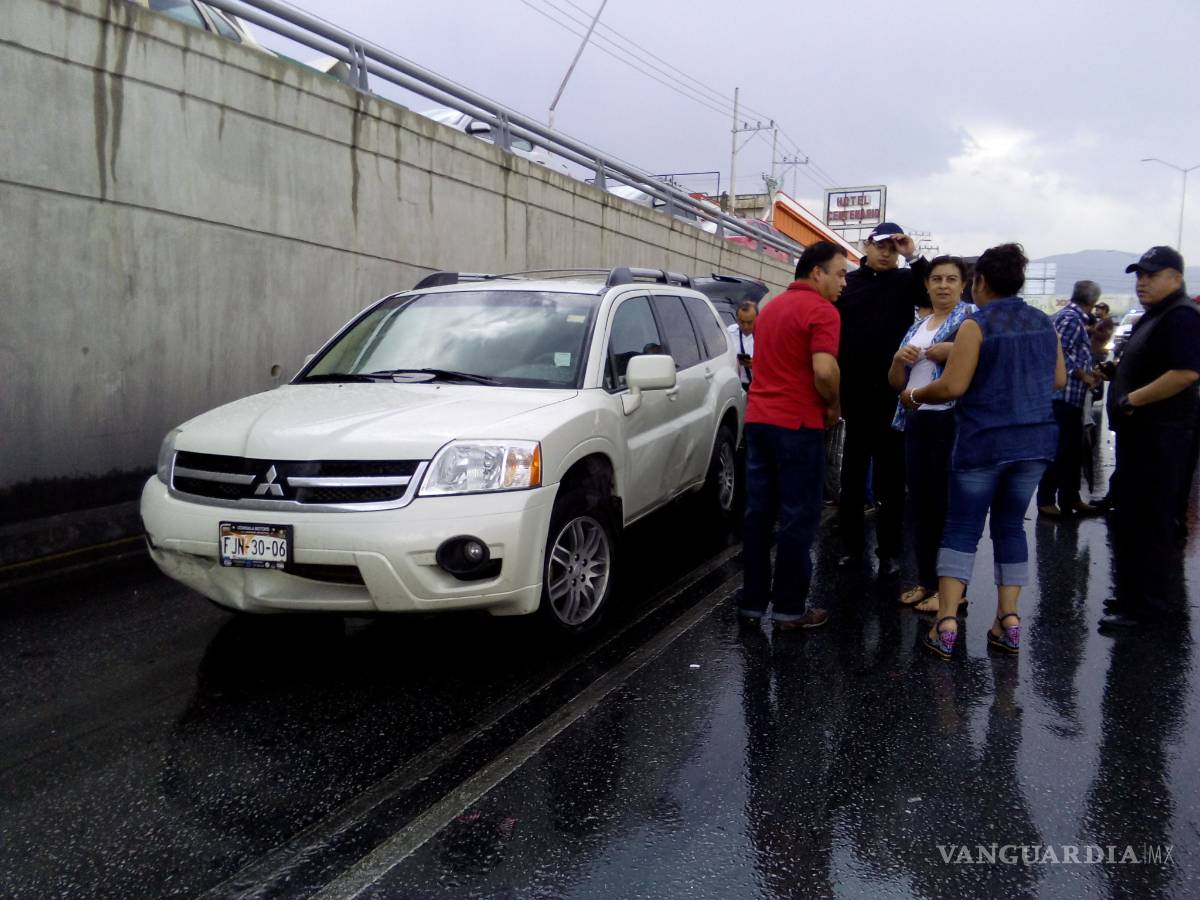 $!Pavimento mojado e imprudencia provoca carambola en deprimido de Saltillo
