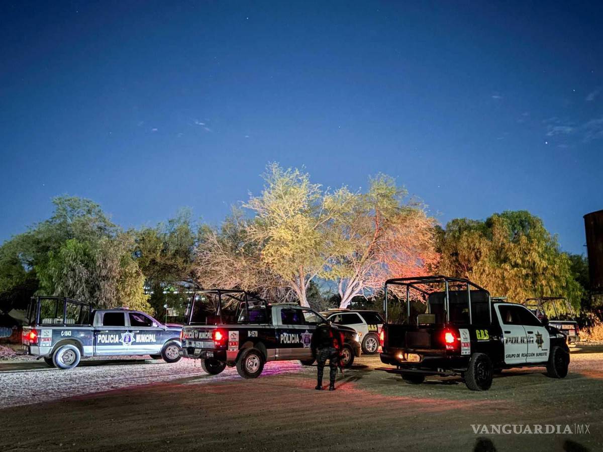 $!Elementos de la Policía Municipal de Saltillo resguardaron la escena del crimen mientras investigan la muerte del hombre golpeado en la colonia Centro Ferrocarril.