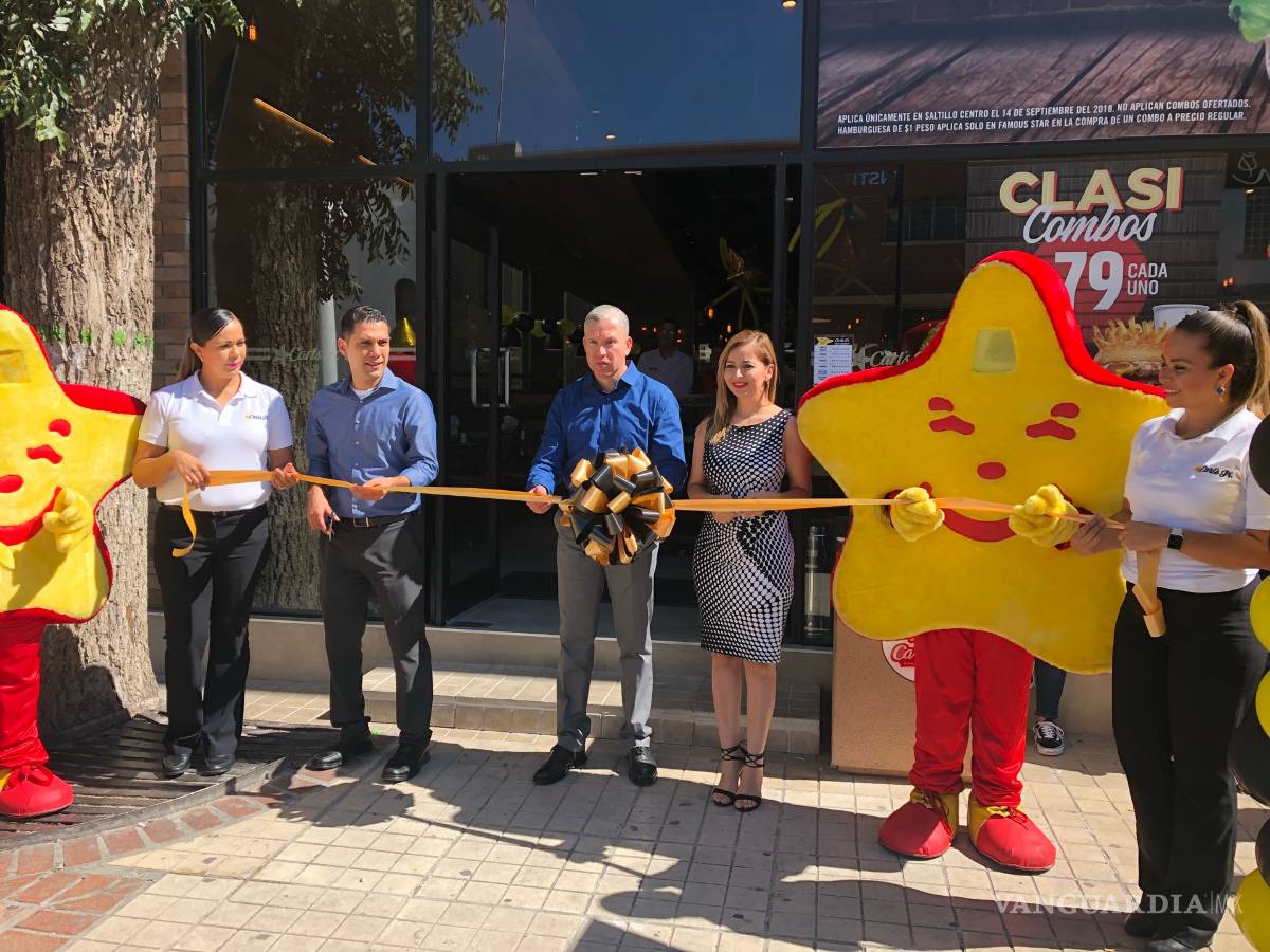 $!Pasan la noche fuera del nuevo Carl's Jr por hamburguesas gratis en Saltillo