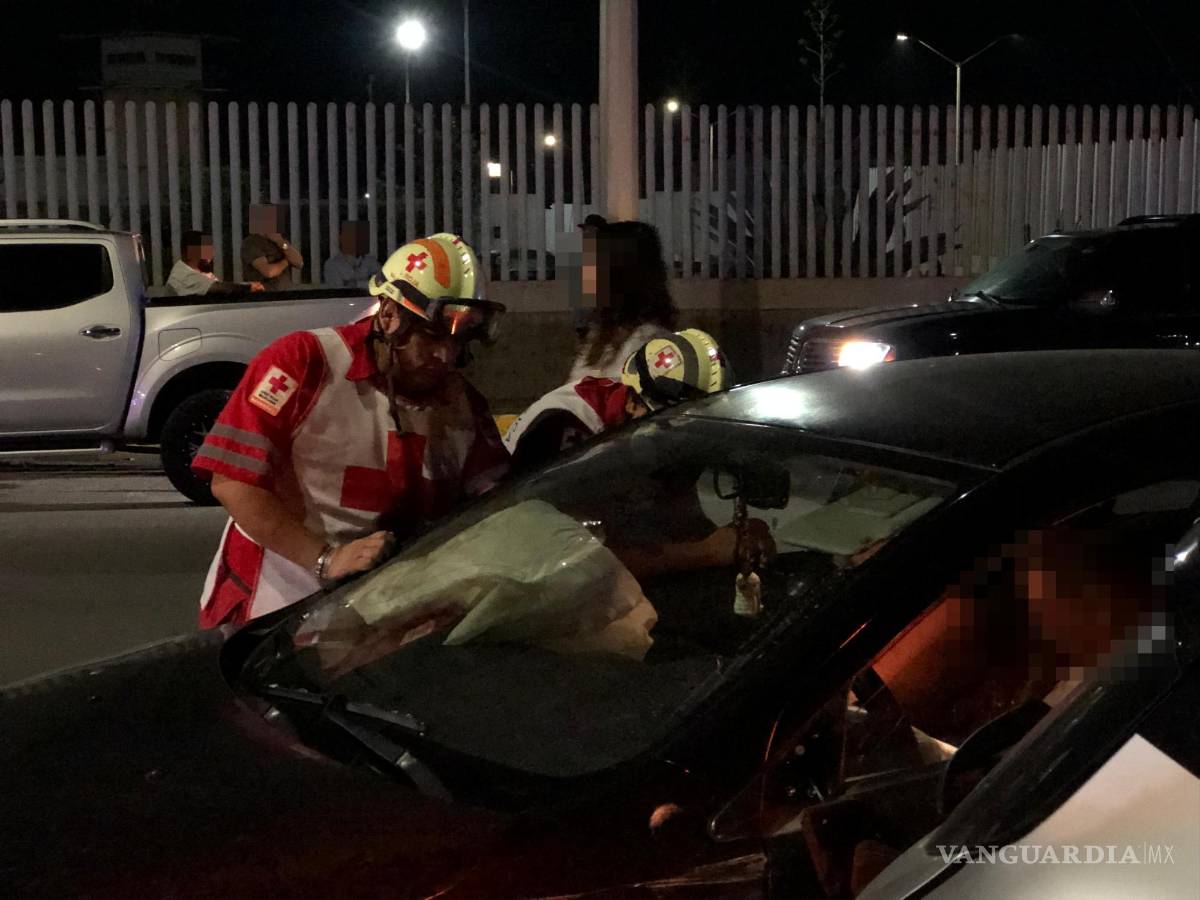 $!Paramédicos de la Cruz Roja atendieron a los ocupantes del Mitsubishi Lancer en el lugar del accidente.