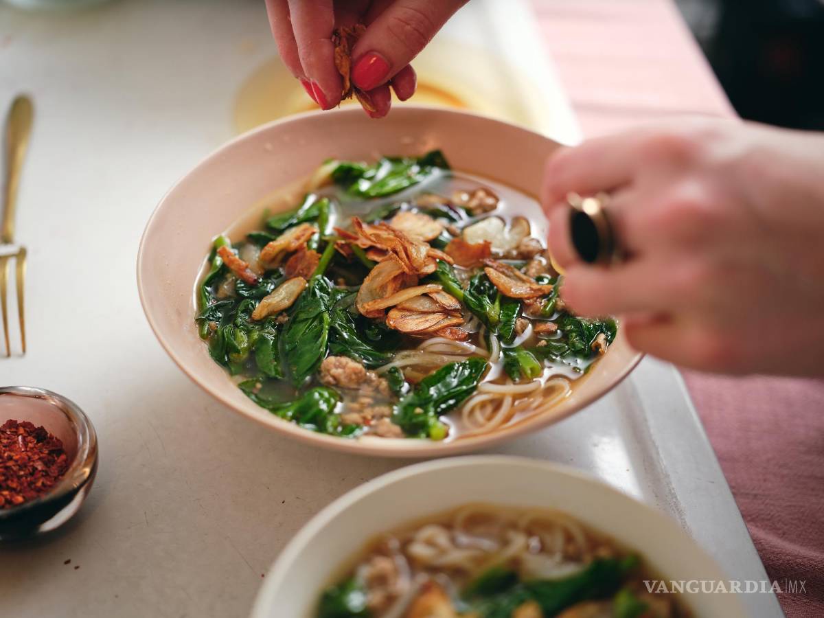 $!Lo primero en la receta es tostar varios dientes de ajo picados en rodajas, que no solo aportan una excelente textura crujiente, sino que también le dan sabor al aceite.