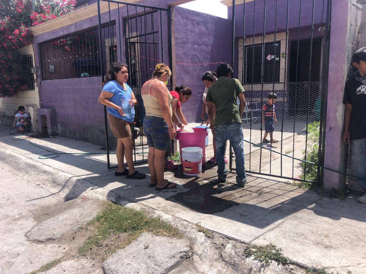 $!Bomberos de Ramos Arizpe llegan a sofocar incendio ¡sin agua!