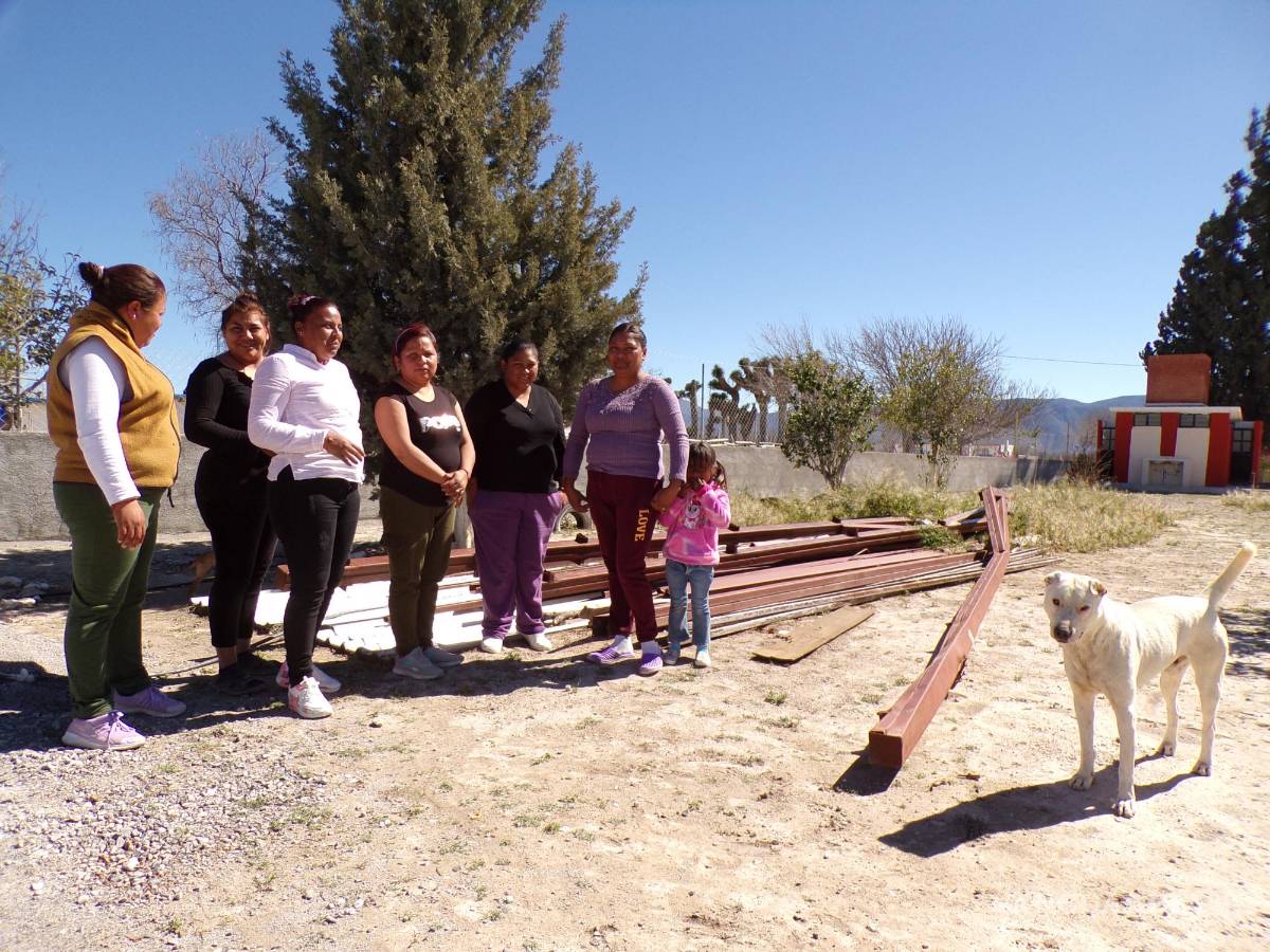 $!Madres de la escuela Lázaro Cárdenas en Patagalana posan frente al material de obras que fracasaron.