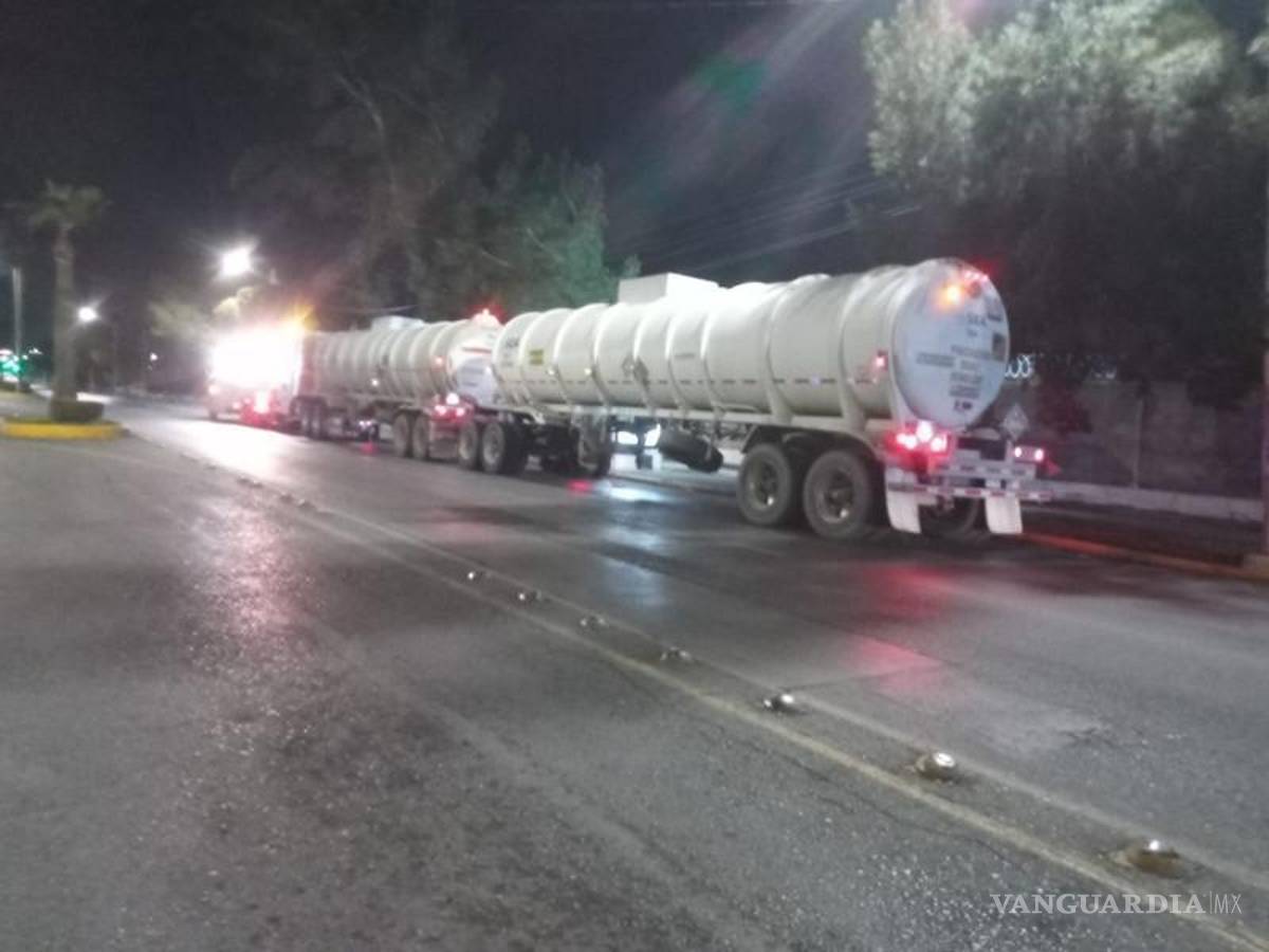 $!Los elementos Federales inspeccionan el camión Kenworth en el kilómetro 45+600 detectando inconsistencias en la documentación.