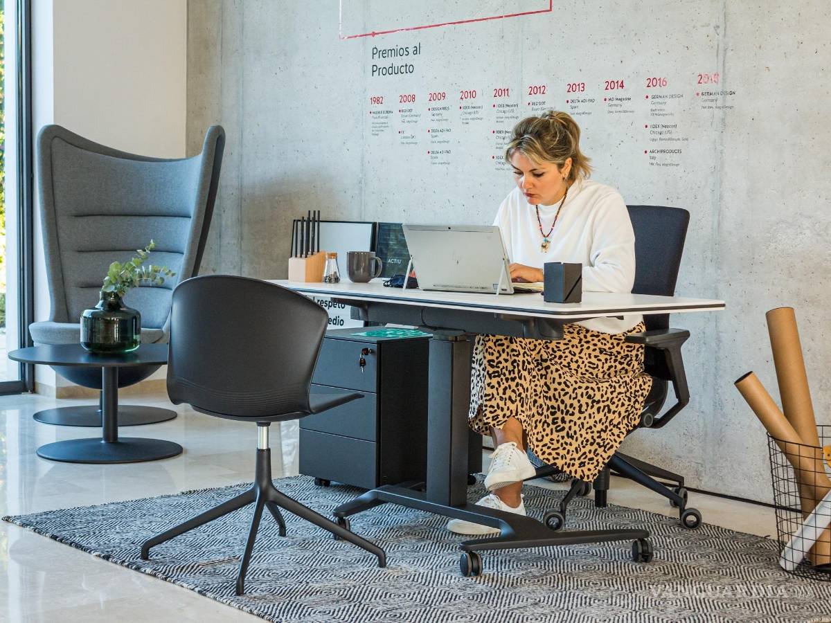 $!Trabajo de oficina con mesa funcional Talent. EFE/Actiu