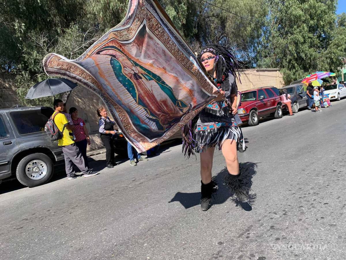 $!Mujeres representaron en carne y hueso a la Virgen Morena, quienes portaron un manto de estrellas y a sus pies