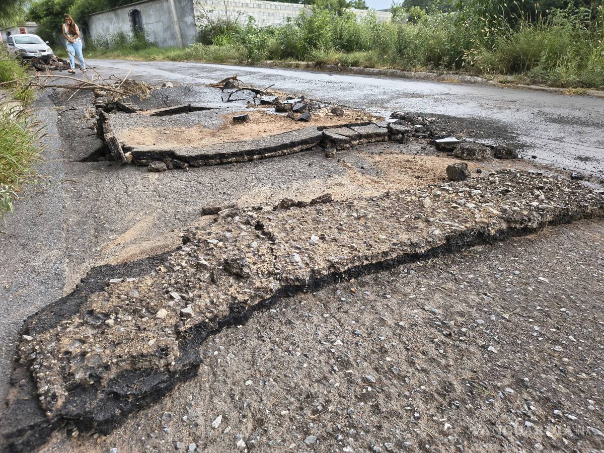$!Saltillo: Pavimento destrozado en Paseo del Cortijo deja riesgos para automovilistas y vecinos