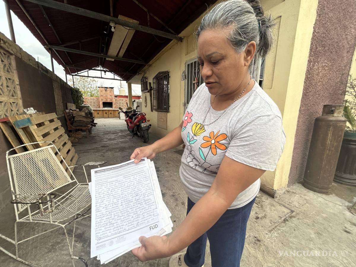 $!Mary Sanmiguel muestra los documentos de la Comisión de Atención a Víctimas que la acredita como víctima de violaciones a derechos humanos. Pero a pesar de ello, las autoridades no han resuelto.
