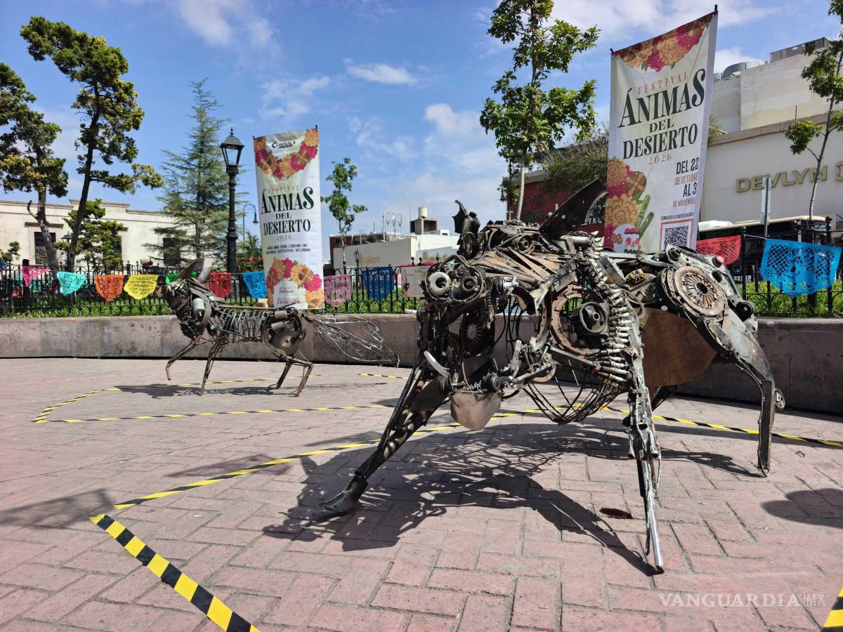 $!El arte de la escultura en metal llega a la Plaza Acuña con figuras de la fauna silvestre de Coahuila