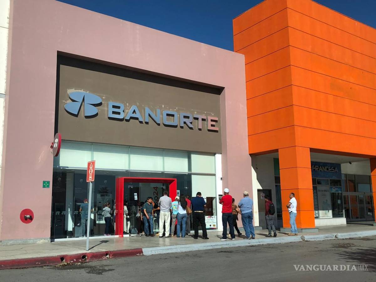 $!Bancos en Saltillo toman medidas por coronavirus Covid-19; piden hacer filas al aire libre