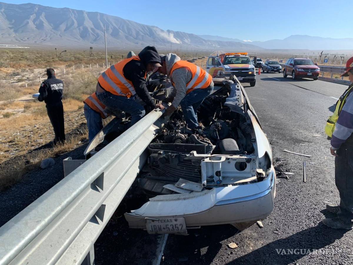 $!Auto se incendia tras fuerte choque, en carretera Carbonera-Ojo Caliente