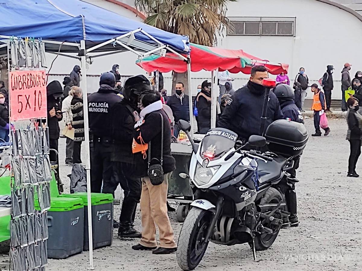 $!Vendimia de comida caliente y cubrebocas, rondan los alrededores de la fila de vacunación contra COVID-19. FOTO: FRANCISCO MUÑIZ