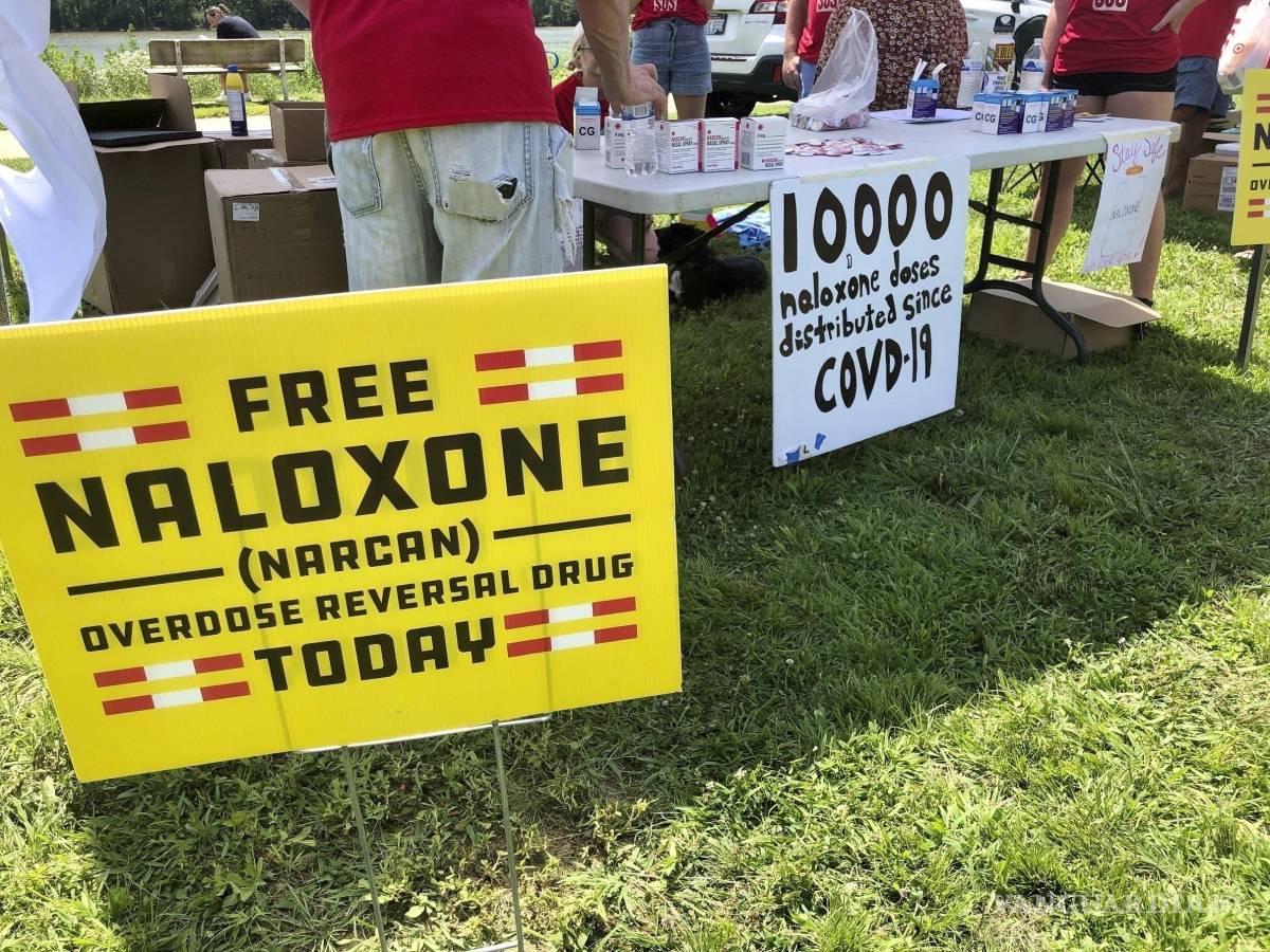 $!Una campaña donde se entrega naloxona, el antídoto contra las sobredosis, en Charleston, Virginia Occidental, el 26 de junio del 2021. (AP foto/John Raby)