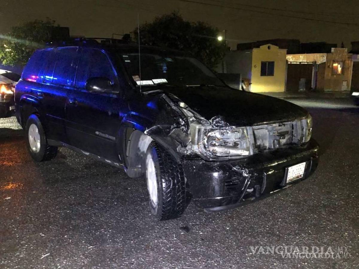 $!El conductor de una camioneta Blazer chocó contra dos vehículos estacionados.... y dijo que uno de ellos se le “había atravesado”.