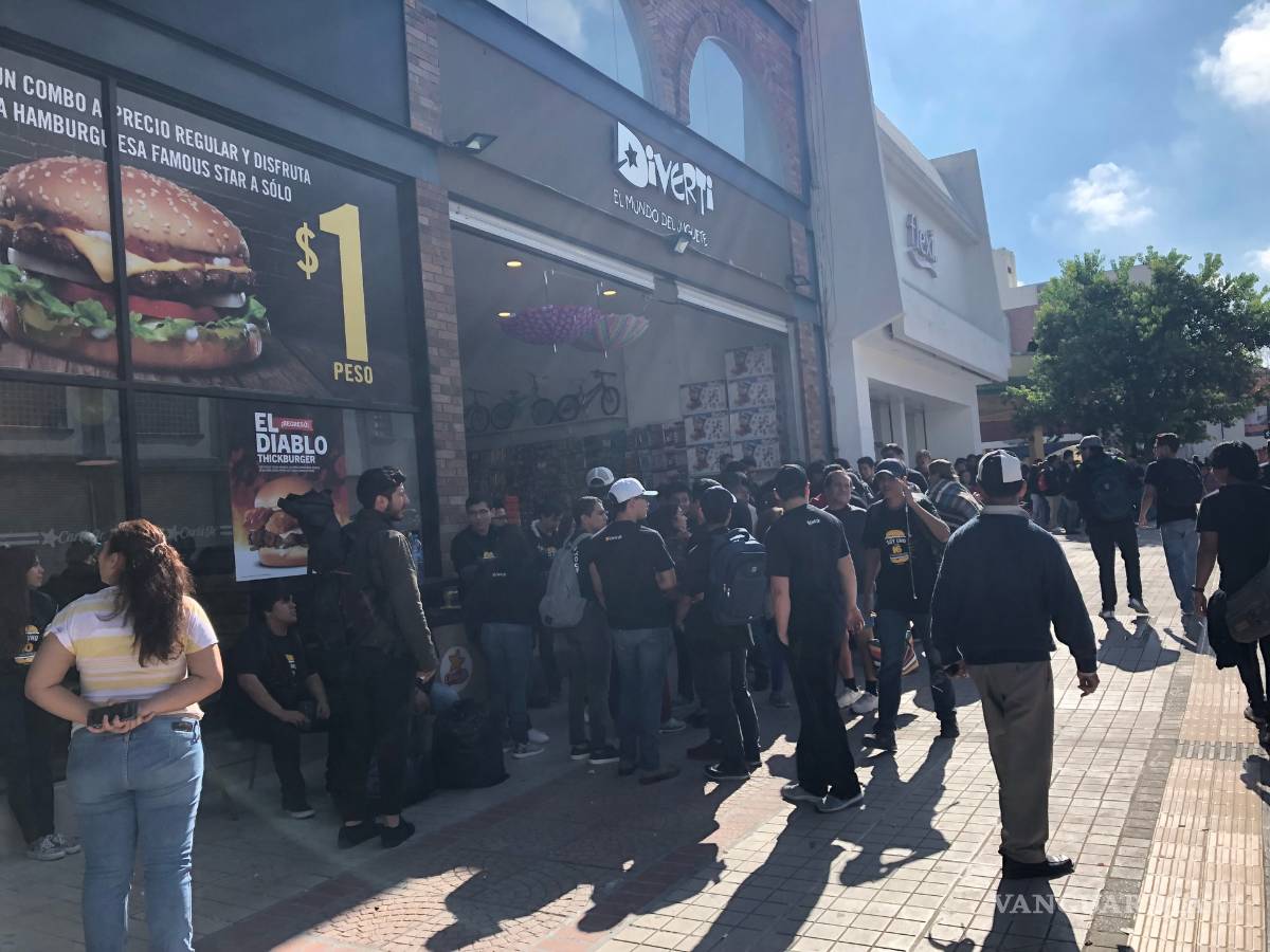 $!Pasan la noche fuera del nuevo Carl's Jr por hamburguesas gratis en Saltillo