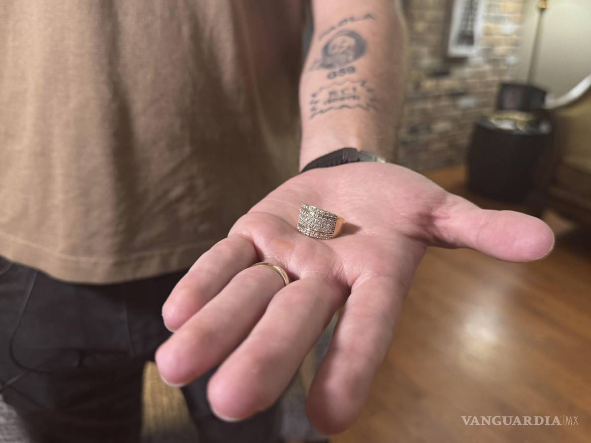 $!El veterano del Cuerpo de Marines de EE. UU., Adrian Clouatre, sostiene el anillo de bodas de su esposa Paola. Ella se lo regaló tras ser arrestada por agentes del ICE.