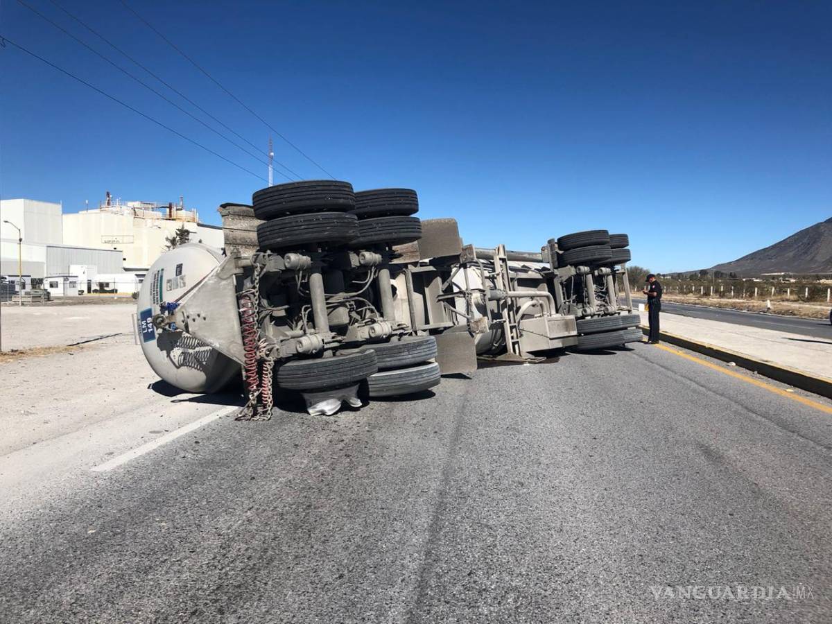 $!Sobre carretera a Zacatecas, pipa derrama 30 mil litros de combustible