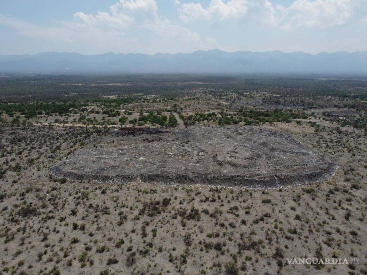 $!En la imagen se aprecia el basurero de Múzquiz, cuya cercanía con los cuerpos de agua resulta en una contaminación preocupante, según especialistas.