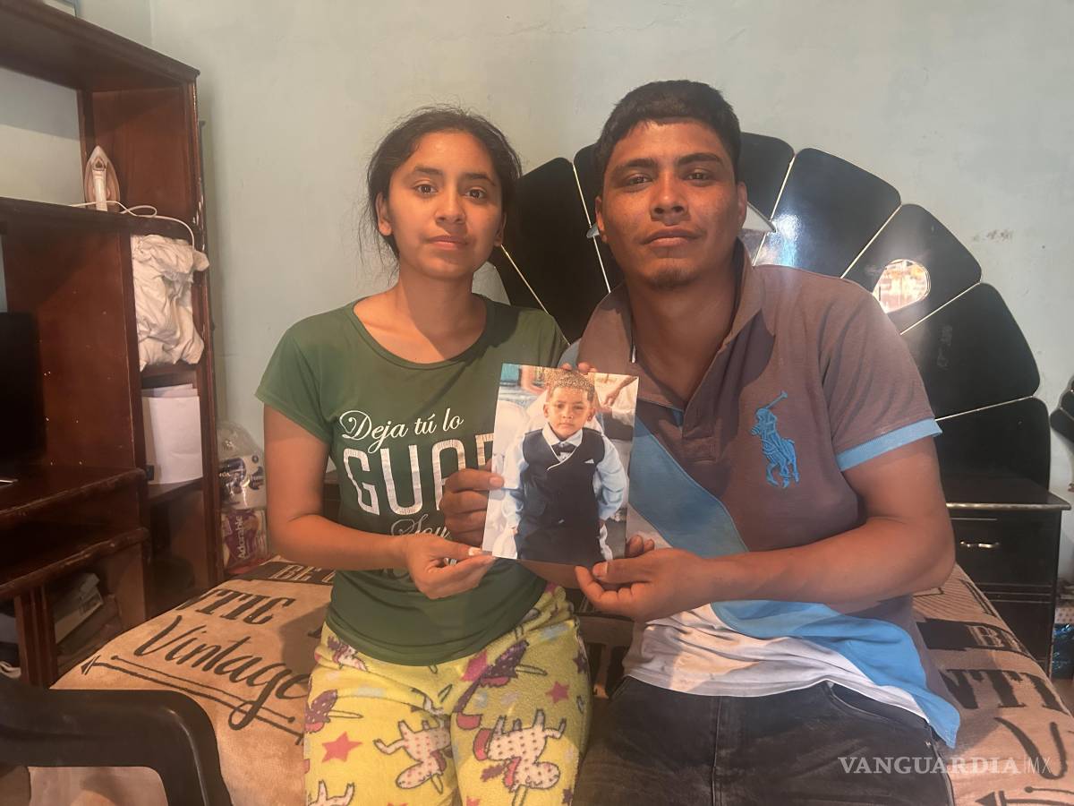 $!Los padres de Anuel muestran orgullosos una foto de su hijo. Aseguran que tuvo un propósito en la vida y acercarlos más a Dios.