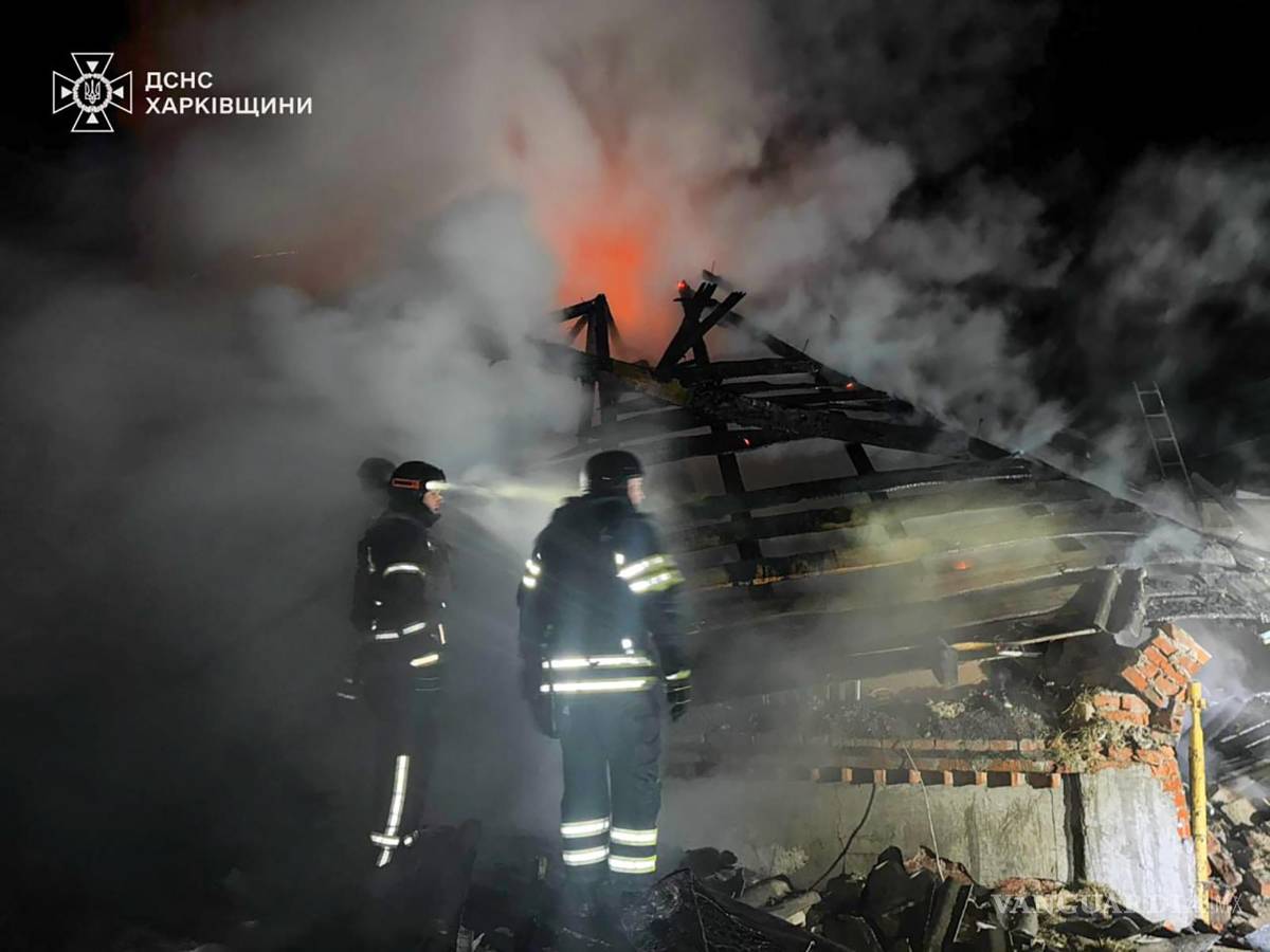 $!Bomberos trabaja para extinguir un incendio en una casa particular tras un ataque aéreo ruso en Bohodukhiv, región de Kharkiv, Ucrania.