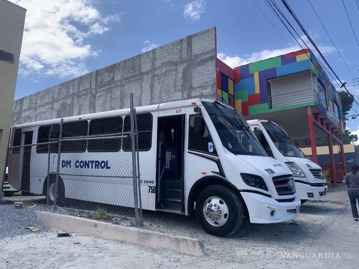 $!Las maniobras para que se puedan estacionar estos camiones provocan afectaciones en las vialidades.