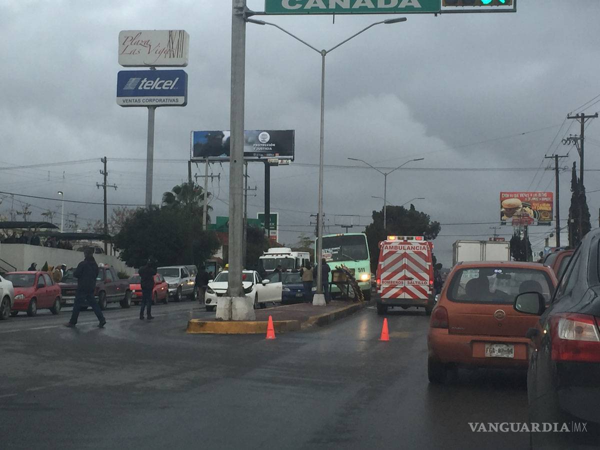 $!Transporte urbano derriba reloj del Club Rotario de Saltillo