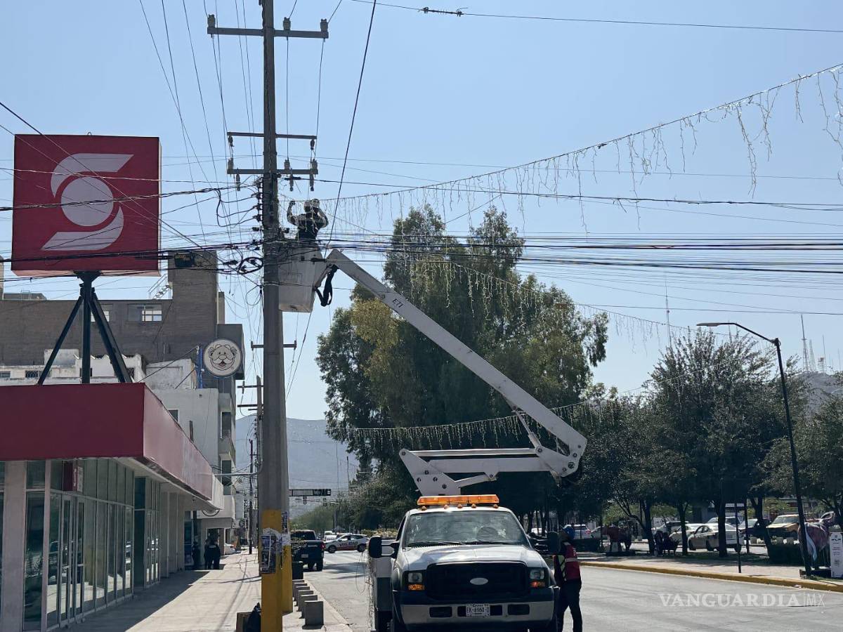 $!Personal de Alumbrado Público trabaja en la colocación de las series luminosas sobre calzada Colón.