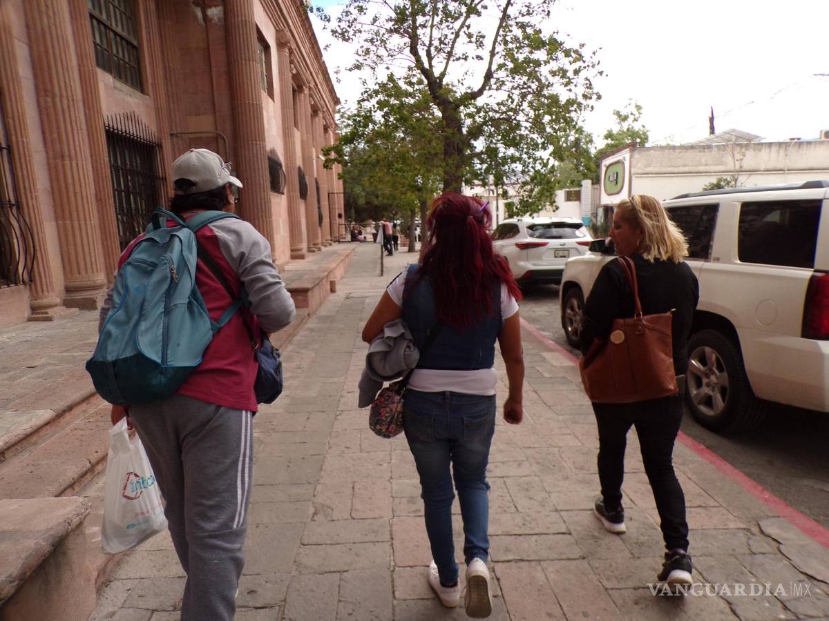 $!La ‘jornada laboral’ cocluye y Jaime, Silvia y Karina se retiran de las afueras del Congreso.