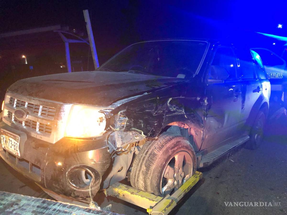 $!Chocan taxista y conductor en Saltillo, casi se agarran a golpes