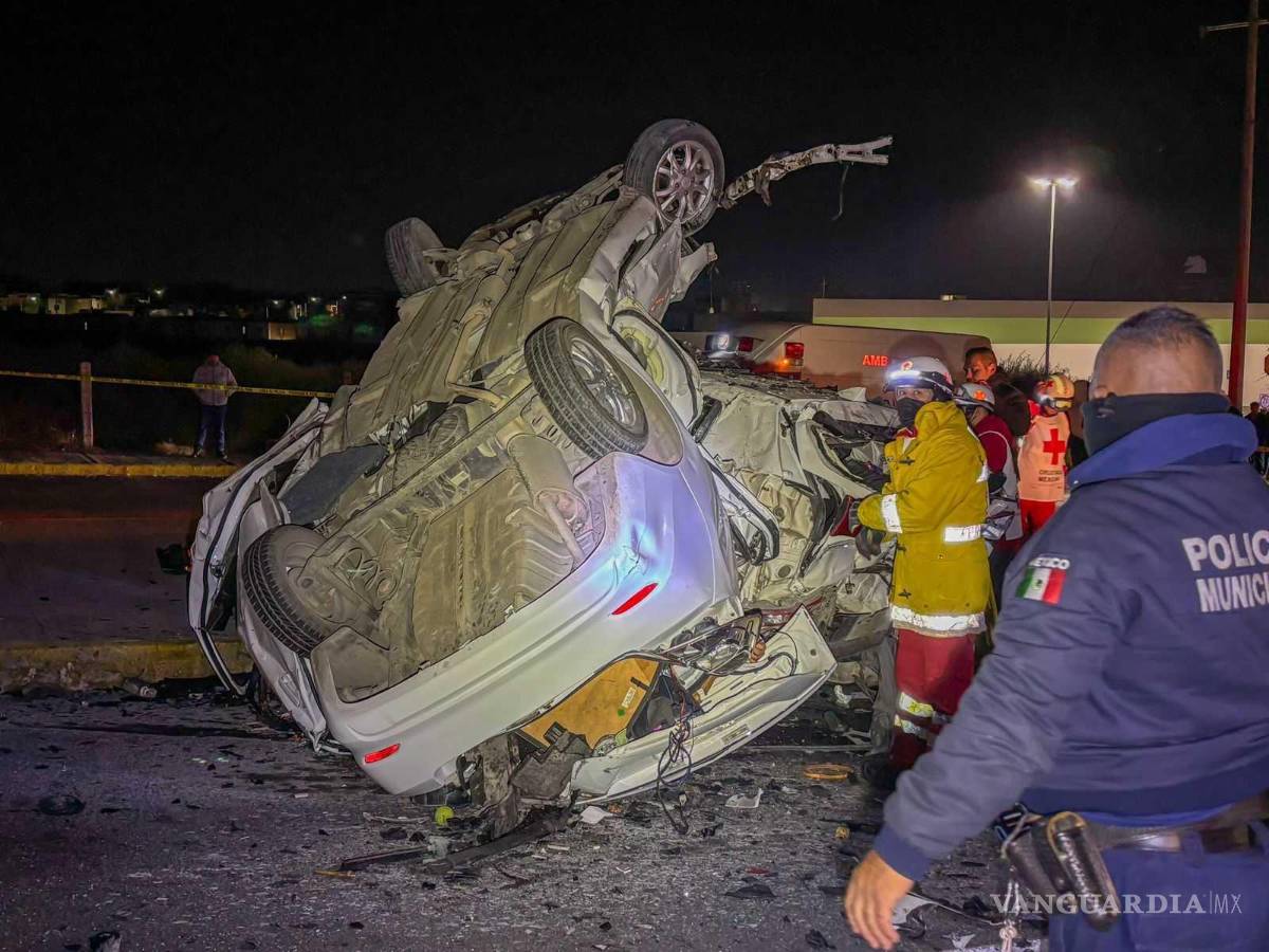 $!El Chevrolet Beat terminó sobre una SUV tras perder el control en una curva en el bulevar Emilio Arizpe de la Maza.