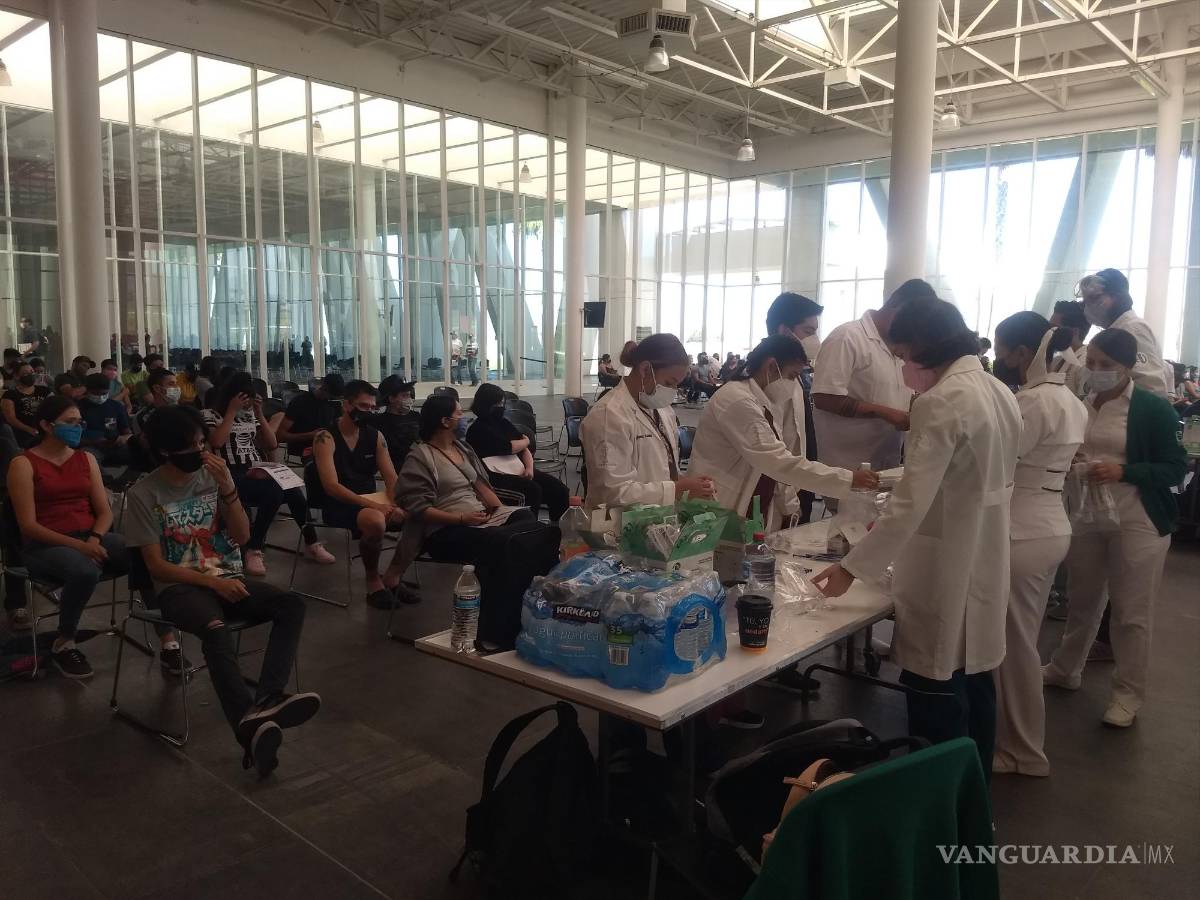 $!Largas filas en módulo de vacunación de la UAdeC