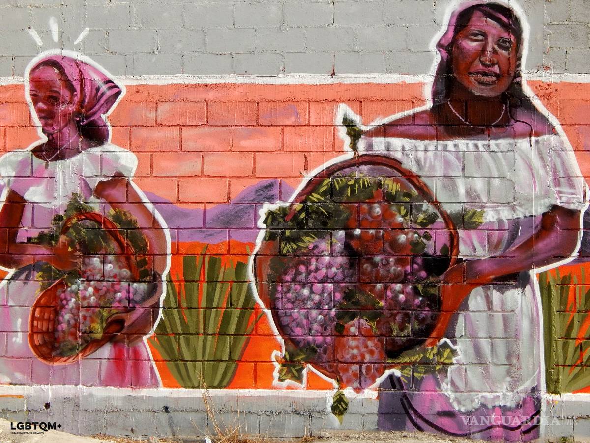 $!Mujeres pintan a mujeres: Reconocen a Nancy Cárdenas con mural en Parras de la Fuentes