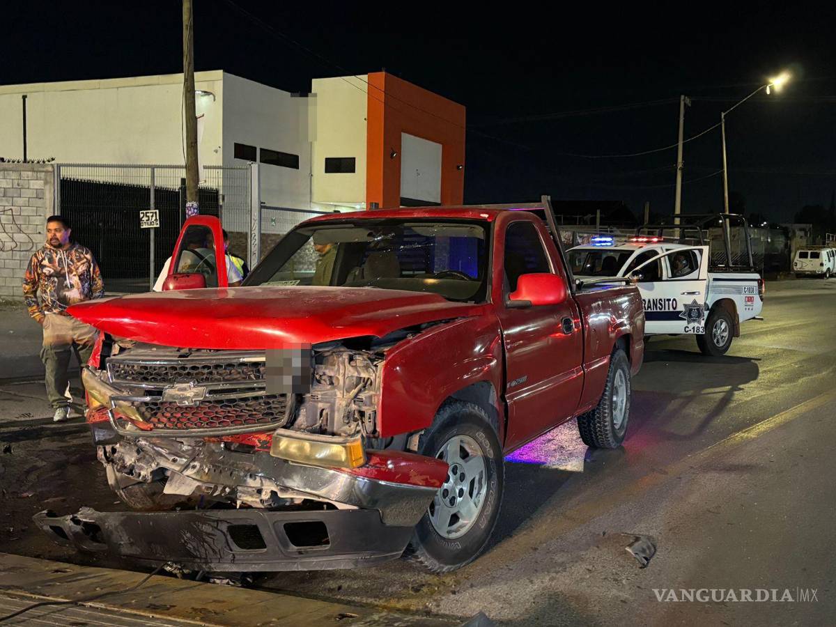 $!Elementos de Tránsito Municipal abanderaron la circulación para prevenir otro percance.