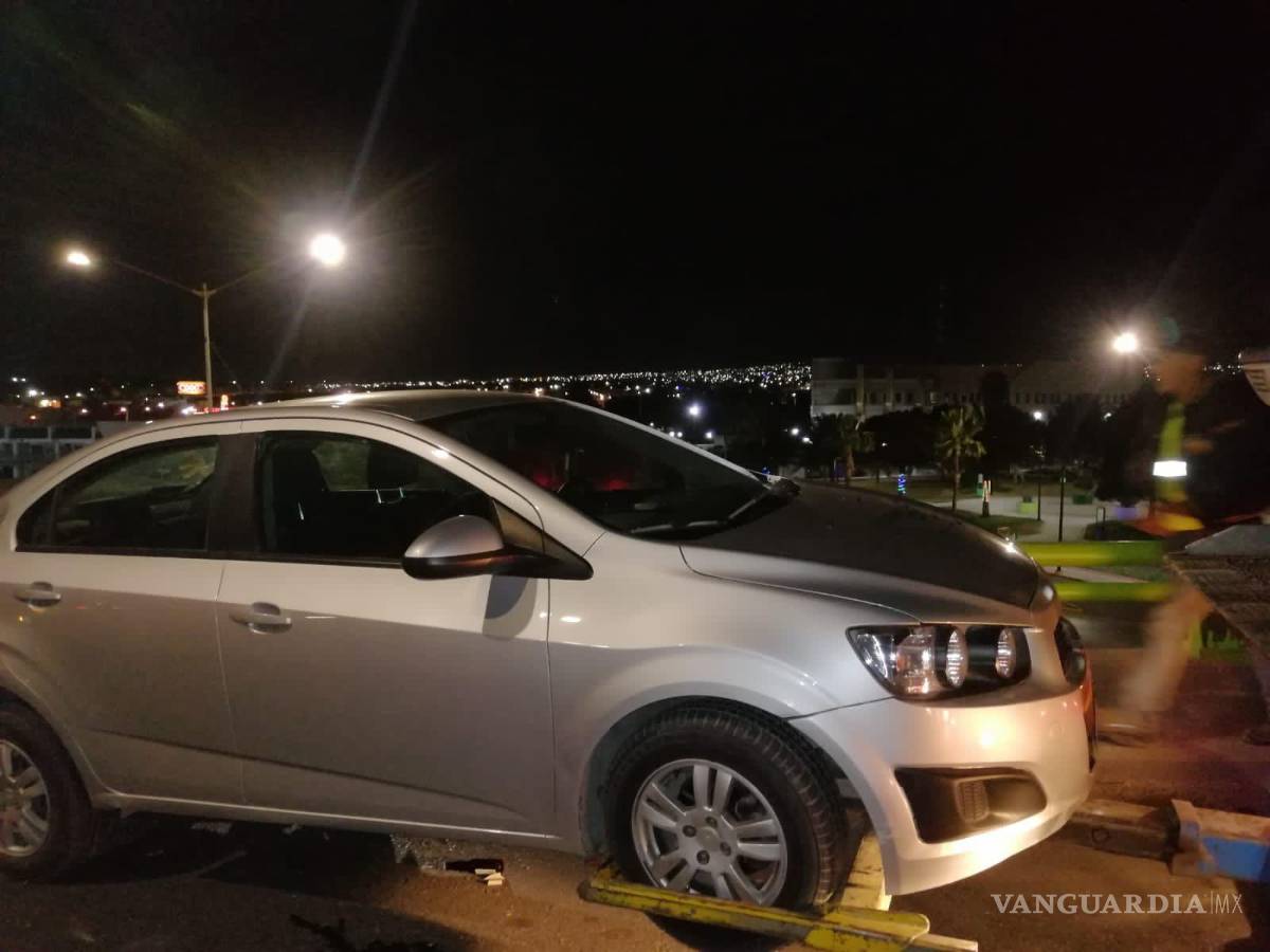 $!Chocan ebrios sobre puente en LEA en Saltillo; ninguno acepta responsabilidad