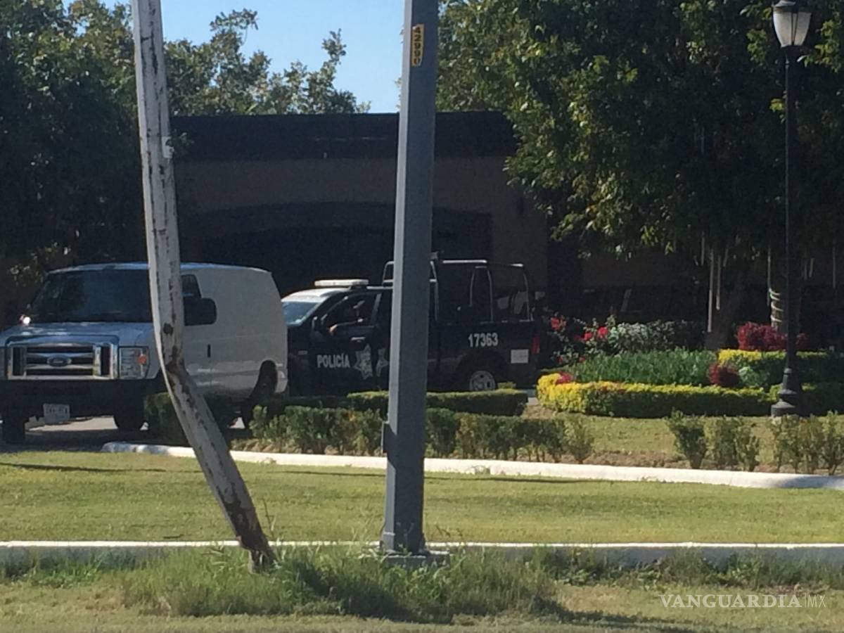 $!Catean federales residencia del dueño de la televisora RCG en Saltillo