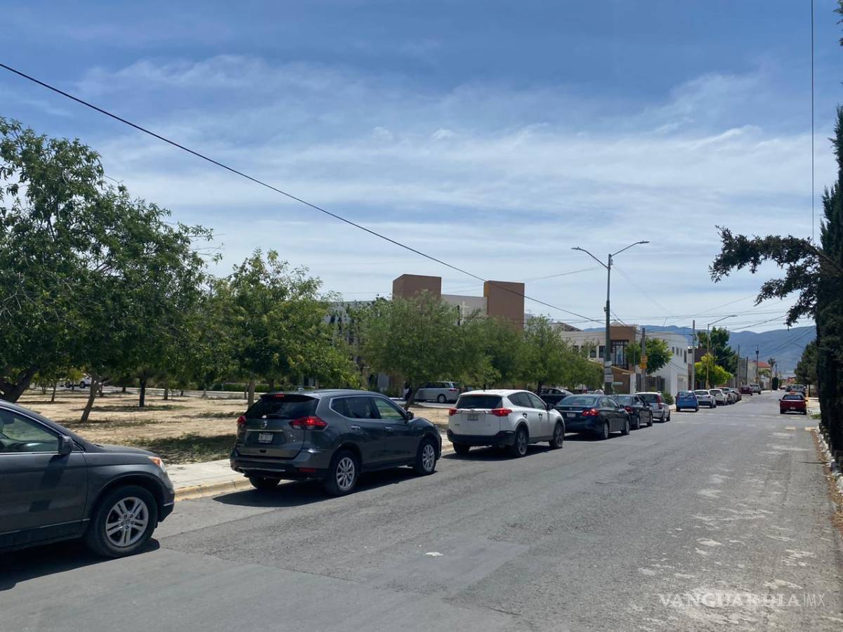 $!Católicos de Saltillo hacen fila en autos para recibir una Indulgencia Plenaria histórica