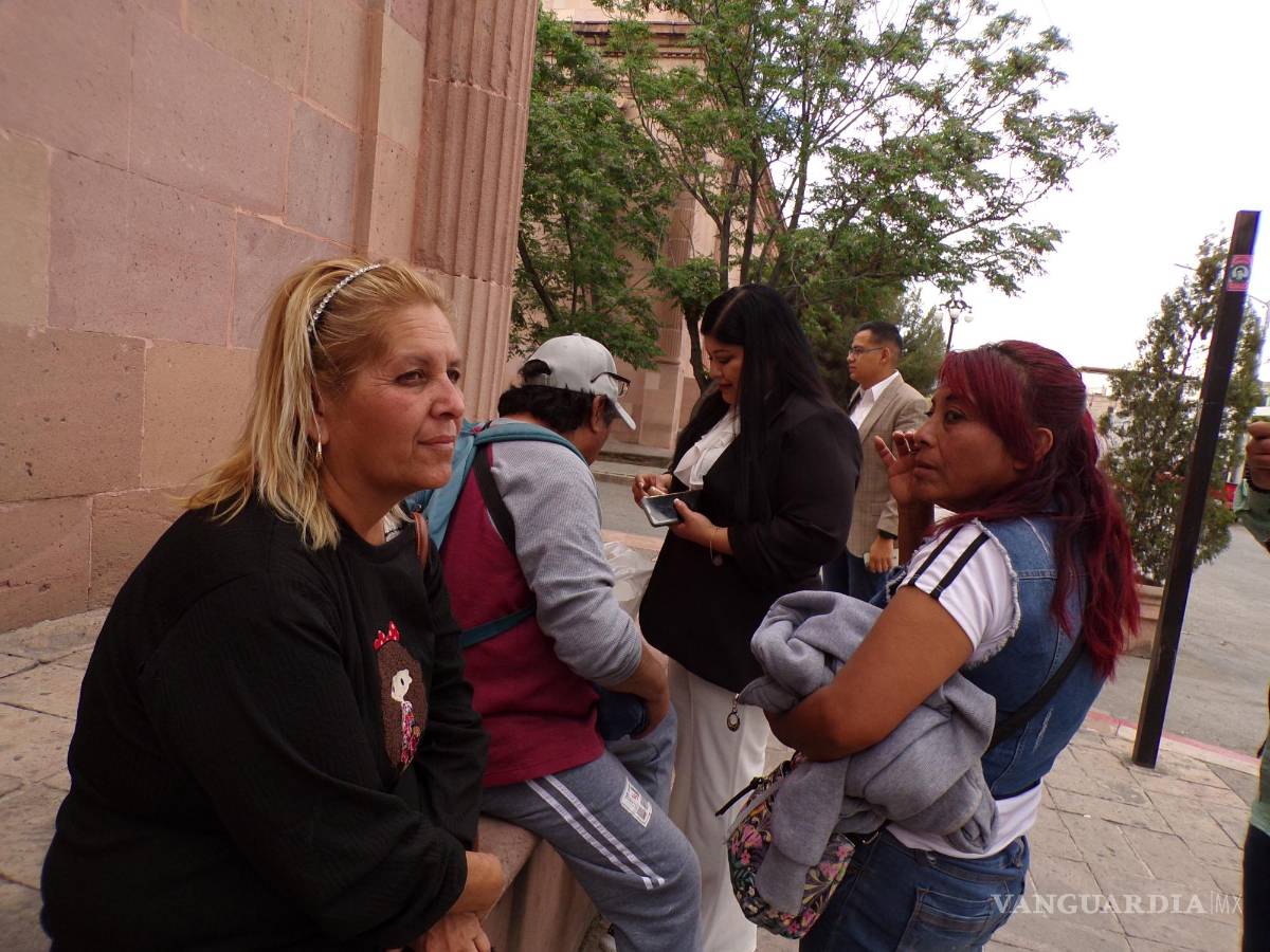 $!Silvia, Karina y Jaime son un grupo conocido de personas que esperan a las afueras del Congreso de Coahuila porque salga un diputado o diputadas a la que abordarán para pedirles dinero.