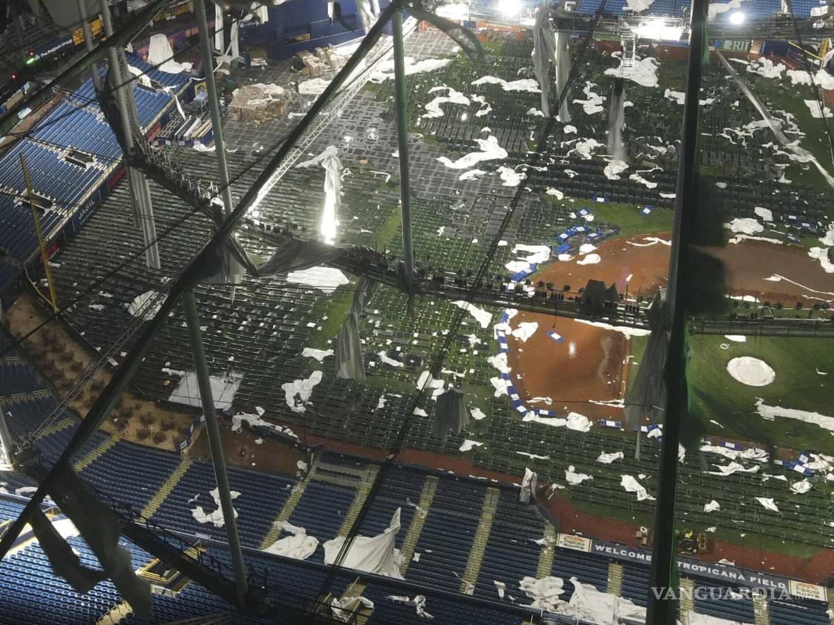 $!El techo del Tropicana Field, hogar de los Rays, quedó destrozado tras el paso de Milton.