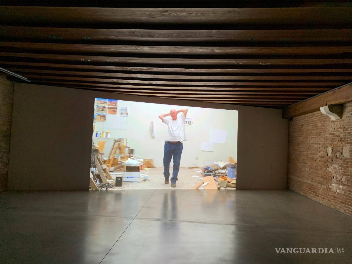 $!El artista estadounidense Bruce Nauman presenta en Venecia una desafiante reflexión multiformato y contemporánea en la que exhibe su cuerpo como soporte artístico y recrea presupuestos básicos de la escultura, como el del contrapposto, que influyeron en el arte del Renacimiento. EFE/Javier Alonso