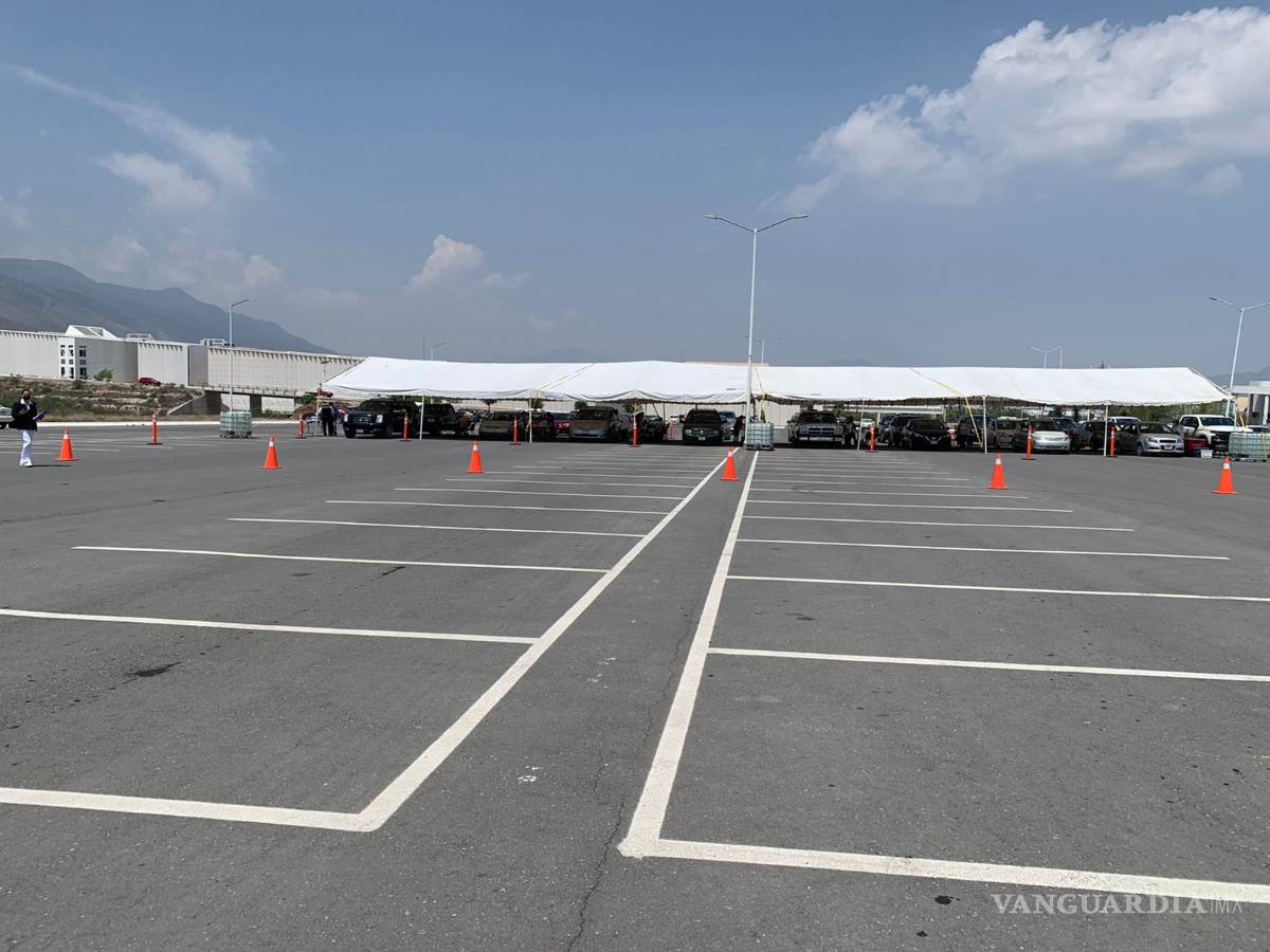 $!Lucen solos módulo de vacunación en Ciudad Universitaria